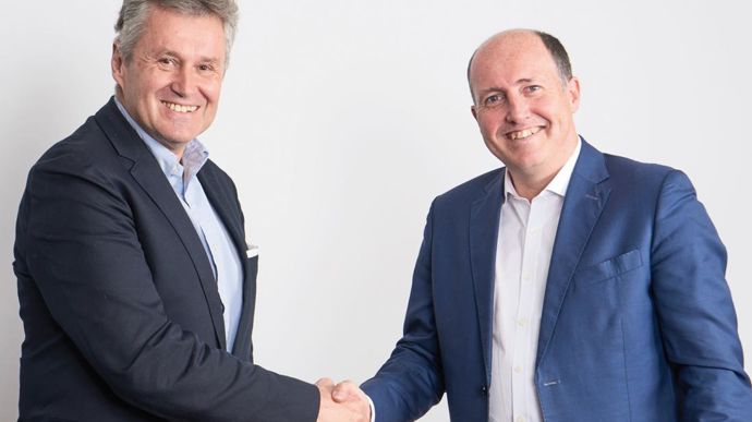 UNE SOCIÉTÉ  AMÉRICAINE Thierry Blandinières, directeur général d'InVivo (à gauche) et Pierre-Christophe Duprat, président de la région Europe Moyen-Orient Afrique pour ADM, lors de la signature de l'accord de négociation, le 2 juillet à Paris. Neovia devrait donc passer dans le giron d'une entreprise américaine privée, d'ici à la fin de l'année 2018.INVIVO