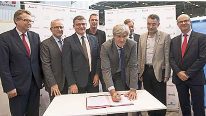 Stéphane Le Foll, entouré des représentants du consortium « Protéines France », ont signé un engagement commun pour soutenir la croissance de l'ensemble du secteur protéique français, végétal et animal. © Cheick Saidou / Min.Agri.Fr Stéphane Le Foll, entouré des représentants du consortium « Protéines France », ont signé un engagement commun pour soutenir la croissance de l'ensemble du secteur protéique français, végétal et animal. © Cheick Saidou / Min.Agri.Fr