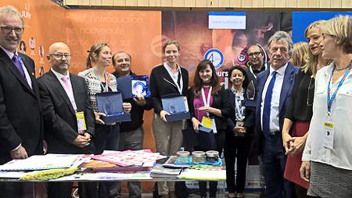 Autour de Didier Crabos, président de Pink Lady Europe (à gauche) et de Jean-Louis Cazaubon, vice-président du conseil régional d'Occitanie (3e en partant de la droite), les lauréats 2016 de Sud'Innov ont reçu leur prix, le 17 octobre, sur le stand Sud de France au Sial. Autour de Didier Crabos, président de Pink Lady Europe (à gauche) et de Jean-Louis Cazaubon, vice-président du conseil régional d'Occitanie (3e en partant de la droite), les lauréats 2016 de Sud'Innov ont reçu leur prix, le 17 o