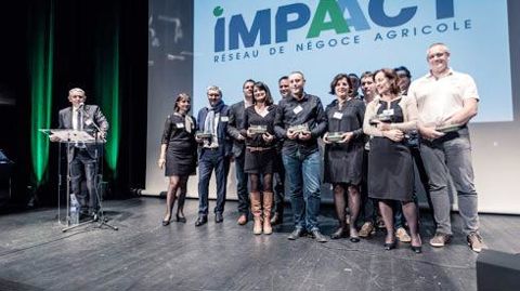 Lors de la convention du réseau de négoces AA, son directeur général, Loïc Poirier (à gauche) a présenté le nouveau nom du réseau, Impaact , ainsi que la seconde promotion de jeunes dirigeants, formation lancée en 2014. Lors de la convention du réseau de négoces AA, son directeur général, Loïc Poirier (à gauche) a présenté le nouveau nom du réseau, Impaact , ainsi que la seconde promotion de jeunes dirigeants, formation lancée en 2014.