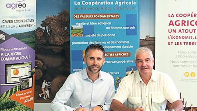  Stéphane Marcel, directeur Général de Smag (à gauche) et Joël Reynaud, président de Coop de France Alpes Méditerranée, ont signé l'accord de partenariat, le 22 juillet dernier à Pélissanne dans les Bouches-du-Rhône.  Stéphane Marcel, directeur Général de Smag (à gauche) et Joël Reynaud, président de Coop de France Alpes Méditerranée, ont signé l'accord de partenariat, le 22 juillet dernier à Pélissanne dans les Bouches-du-Rhône.