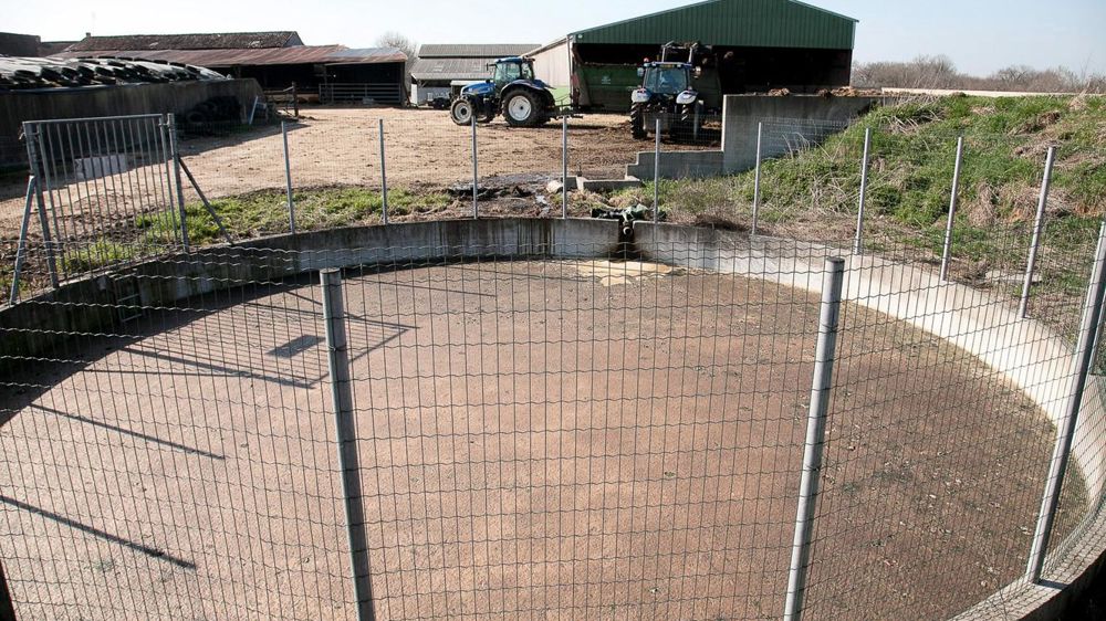 Selon la zone géographique dans laquelle l'exploitation se trouve et le temps de présence des vaches et de génisses hors bâtiments, la capacité de stockage du lisier varie de quatre mois et demi à sept mois.© SÉBASTIEN CHAMPION