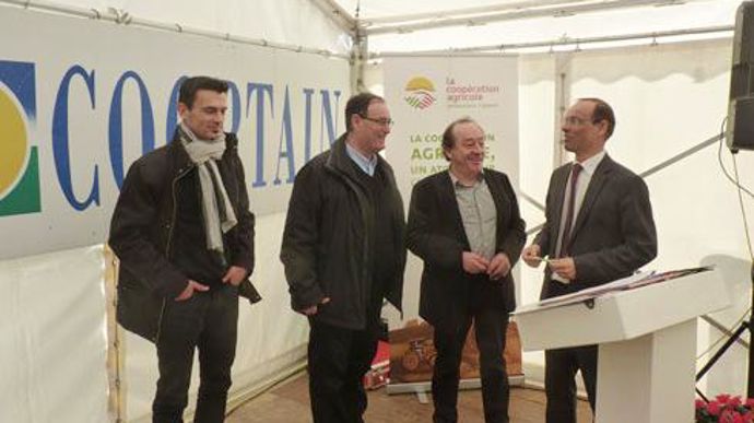 De gauche à droite, Christophe Galtieri, représentant de Coop de France Alpes Méditerranée, Jean-Paul Durandeux, représentant de Coop de France Languedoc-Roussillon, Gérard Rodange, président de Coop de France Rhône-Alpes Auvergne et Xavier Eudes, directeur des interventions et actions de bassin à l'agence de l'eau Rhône Méditerranée Corse. © C. PENET De gauche à droite, Christophe Galtieri, représentant de Coop de France Alpes Méditerranée, Jean-Paul Durandeux, représentant de Coop de France La