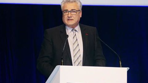 « Demain, c'est bien à travers leur double statut d'adhérent et d'actionnaire que les agriculteurs pourront assurer la pérennité de leur revenu », souligne Pascal Prot, président du Sicom, commandité de Vivescia Industries. © C. URVOY « Demain, c'est bien à travers leur double statut d'adhérent et d'actionnaire que les agriculteurs pourront assurer la pérennité de leur revenu », souligne Pascal Prot, président du Sicom, commandité de Vivescia Industries. © C. URVOY