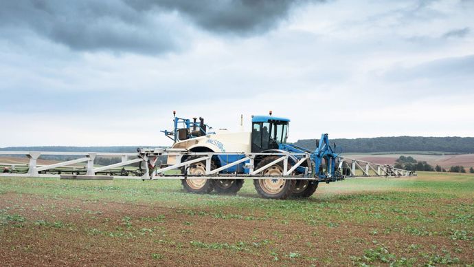 Si la profession est assez optimiste sur l'avenir du glyphosate, elle attend de connaître les restrictions d'usages.C. THIRIET