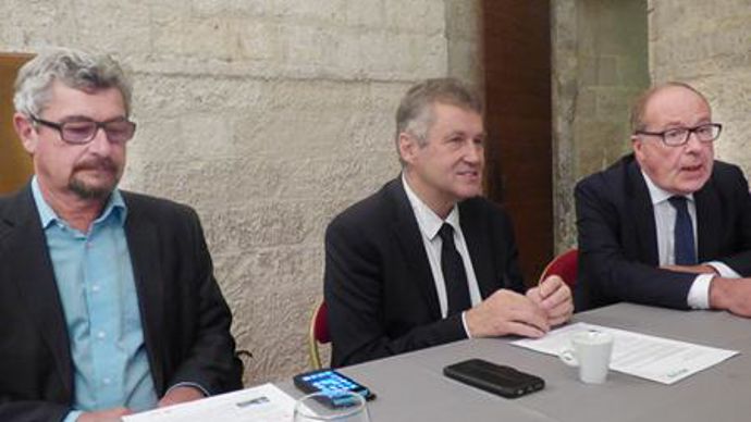 De gauche à droite, Régis Serres, président d'Arterris, Thierry Blandinières, directeur général d'InVivo et Philippe Mangin, lors du point presse au centre des congrès du palais des Papes, à Avignon. © C. SARRAZIN De gauche à droite, Régis Serres, président d'Arterris, Thierry Blandinières, directeur général d'InVivo et Philippe Mangin, lors du point presse au centre des congrès du palais des Papes, à Avignon. © C. SARRAZIN