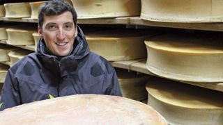 « 2 500 des 10 000 meules de beaufort, que la coopérative de Lanslebourg-Vanoise fabrique et affine, sont aujourd'hui vendues en direct », précise David Patton, son directeur.© A.B. « 2 500 des 10 000 meules de beaufort, que la coopérative de Lanslebourg-Vanoise fabrique et affine, sont aujourd'hui vendues en direct », précise David Patton, son directeur.© A.B.