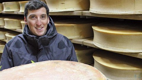« 2 500 des 10 000 meules de beaufort, que la coopérative de Lanslebourg-Vanoise fabrique et affine, sont aujourd'hui vendues en direct », précise David Patton, son directeur.© A.B.