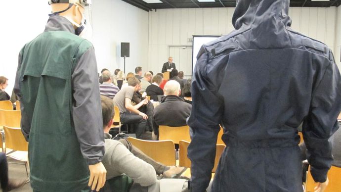 Mannequins Challenge. Les fabricants de combinaisons spécifiques agricoles étaient à la conférence organisée par le ministère de l'Agriculture au Sima 2017, afin de présenter aux 80 personnes inscrites leurs équipements : (de gauche à droite) Cepovett et Ouvry.R. FOURREAUX