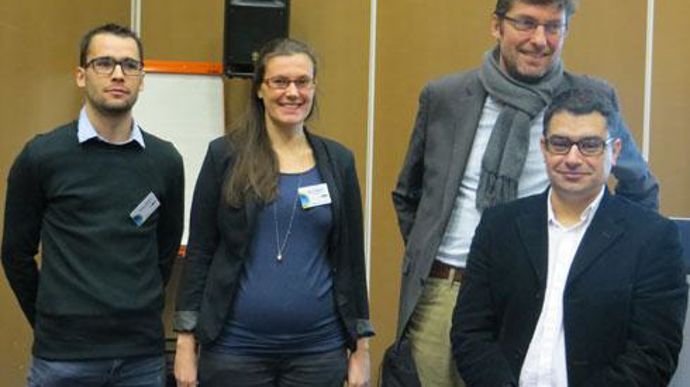 De gauche à droite : Antoine Pineau, ingénieur d'études agroenvironnementales, Meryll Pasquet, ingénieur projets pôle coopératives et Antoine Bonhomme, directeur R & D, tous trois chez InVivo AgroSolutions, et Benoît Chorro, coordinateur agriculture durable à la coopérative Coréa. © M. COISNE De gauche à droite : Antoine Pineau, ingénieur d'études agroenvironnementales, Meryll Pasquet, ingénieur projets pôle coopératives et Antoine Bonhomme, directeur R & D, tous trois chez InVivo AgroSolutions,