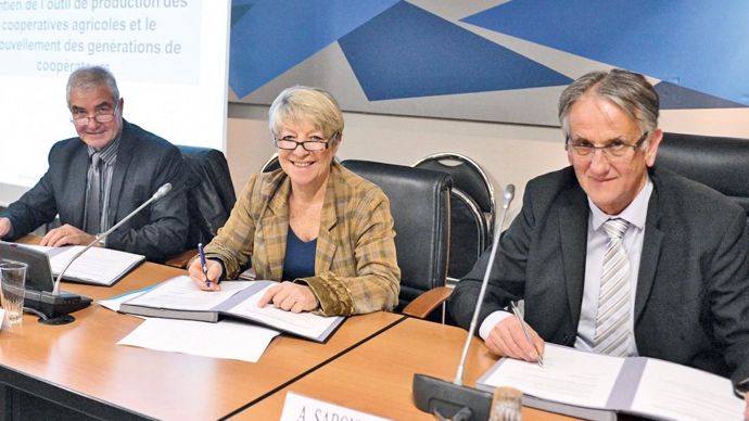 Joël Reynaud, président de Coop de France Alpes Méditerranée, Mireille Peirano, vice-présidente de la région, et Alain Sabonnadière, président de la Safer Paca, ont signé une convention de partenariat pour le maintien du potentiel des coopératives agricoles, le 18 mars dernier.J.-P. GARUFI
