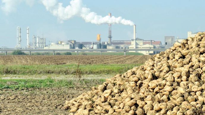 Tereos en difficulté ?C'est en tout cas ce que suggère Cristal Union. L'agence de notation Standard & Poor's avait placé Tereos (en photo, la sucrerie d'Artenay) sous perspective négative en décembre. Si Tereos a vu son bénéfice net reculer de près de 30 % en 2013-2014, avec la baisse des cours, il reste confortable à 176 M€ (3,7 % du CA de 4,7 M€). Quant à celui de Cristal Union, il n'a pas encore été publié.PH. MONTIGNY