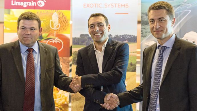 Sébastien Vidal, administrateur de Limagrain (à gauche), Guillaume Blanc, président d'Exotic Systems et Emmanuel Ladent, directeur de la division agricole du groupe Michelin, lors de la signature de l'accord le 4 octobre au Sommet de l'élevage.MICHELIN