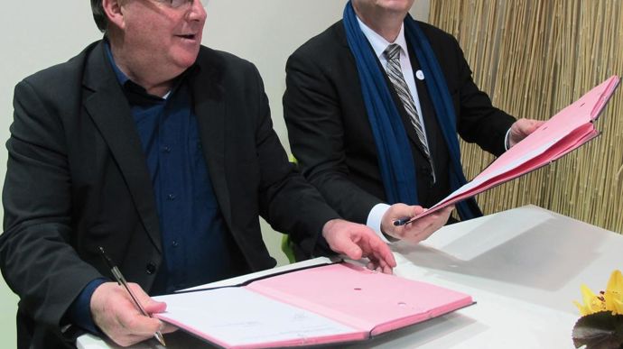 Lors du Sia, Hubert Garaud, président de Terrena, a signé avec Alain Berger, commissaire général de la France, la convention de participation à l'expo de Milan.H.LAURANDEL