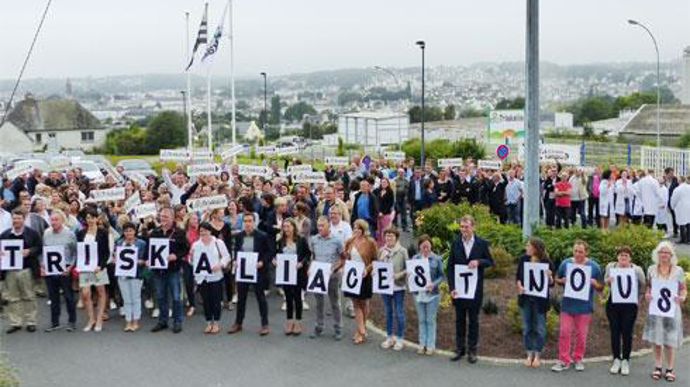 Rassemblement de salariés et d'élus de Triskalia pour défendre leur coopérative, le 4 septembre, à Landerneau. © TRISKALIA Rassemblement de salariés et d'élus de Triskalia pour défendre leur coopérative, le 4 septembre, à Landerneau. © TRISKALIA