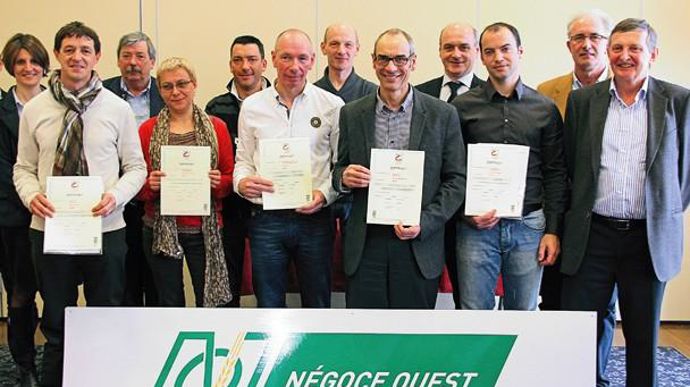 Yves Chandesris (à droite), directeur de Négoce Ouest et derrière lui, Jean-Yves Moisdon, le nouveau président depuis mars, avec les premiers certifiés phytos.