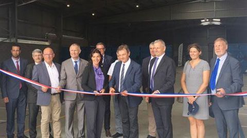 Le nouvel entrepôt de l'usine de semences de Vivadour, à Riscle (Gers), a été inauguré, le 6 septembre, en présence de Catherine Séguin (au centre), préfète du département, et de 130 invités. © VIVADOUR Le nouvel entrepôt de l'usine de semences de Vivadour, à Riscle (Gers), a été inauguré, le 6 septembre, en présence de Catherine Séguin (au centre), préfète du département, et de 130 invités. © VIVADOUR