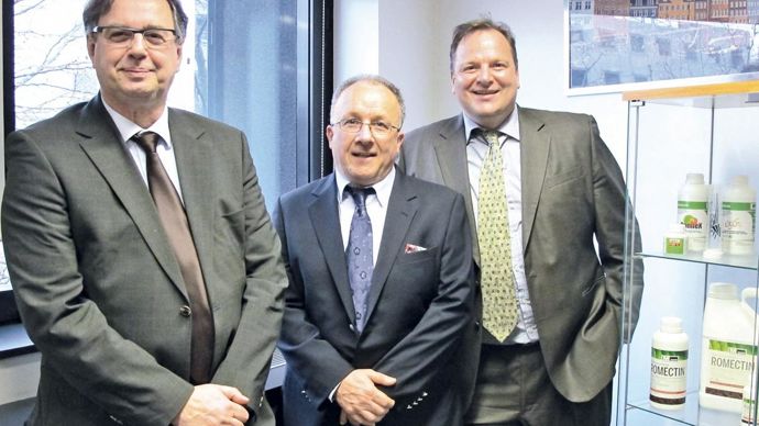 De gauche à droite : Jean-Michel Duhamel, directeur commercial monde, Marc Loré, directeur Europe, Afrique et Moyen-Orient, et James Bristow, PDG de Rotam CropSciences.R. FOURREAUX