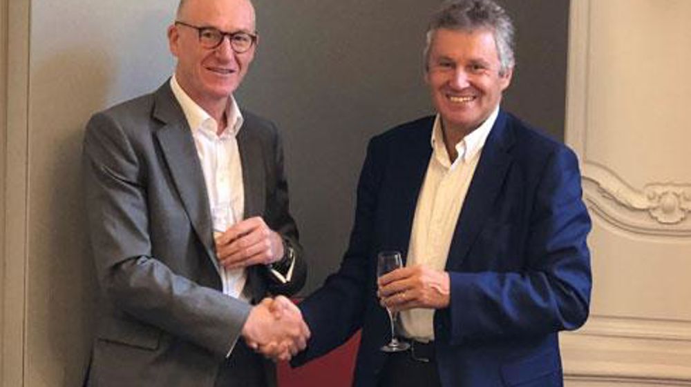 Le 11 septembre, Thierry Blandinières, directeur général d'InVivo (à droite) et Yves Alexandre, associé fondateur de L-Gam, ont signé l'acte de cession de Jardiland. Le 11 septembre, Thierry Blandinières, directeur général d'InVivo (à droite) et Yves Alexandre, associé fondateur de L-Gam, ont signé l'acte de cession de Jardiland.