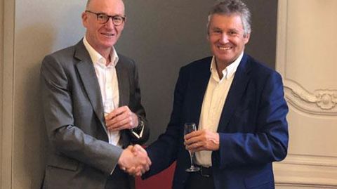 Le 11 septembre, Thierry Blandinières, directeur général d'InVivo (à droite) et Yves Alexandre, associé fondateur de L-Gam, ont signé l'acte de cession de Jardiland. Le 11 septembre, Thierry Blandinières, directeur général d'InVivo (à droite) et Yves Alexandre, associé fondateur de L-Gam, ont signé l'acte de cession de Jardiland.