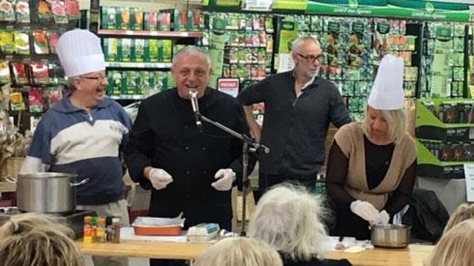 Dans le Gamm vert d'Abbeville, dans la Somme, environ 80 clients ont participé au premier atelier cuisine du terroir animé par David Martin qui, en plus de ses qualités de chef cuisinier, a hérité des talents d'animateur de son père, Jacques Martin. Dans le Gamm vert d'Abbeville, dans la Somme, environ 80 clients ont participé au premier atelier cuisine du terroir animé par David Martin qui, en plus de ses qualités de chef cuisinier, a hérité des talents d'animateur de son père, Jacques Martin.