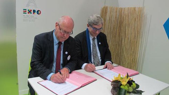A gauche, Pierre Guez, président du pôle Vitagora et DG de Dijon céréales, a signé lors du Sia la convention de partenariat avec Alain Berger, commissaire général du Pavillon France pour l'Exposition universelle 2015 de Milan. © H. LAURANDEL A gauche, Pierre Guez, président du pôle Vitagora et DG de Dijon céréales, a signé lors du Sia la convention de partenariat avec Alain Berger, commissaire général du Pavillon France pour l'Exposition universelle 2015 de Milan. © H. LAURANDEL