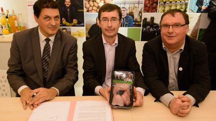 De gauche à droite : Vincent Robin, DG adjoint de Gastronome, Pascal Millory, directeur commercial marketing et communication de Système U et Hubert Garaud, président de Terrena lors du dernier SIA. © R. BALTZ De gauche à droite : Vincent Robin, DG adjoint de Gastronome, Pascal Millory, directeur commercial marketing et communication de Système U et Hubert Garaud, président de Terrena lors du dernier SIA. © R. BALTZ