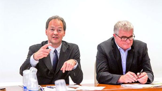« D'ici le redémarrage des lignes de production de briquettes, nous jugulons la hausse de la collec­te en la ventilant sur nos autres sites de production », explique Guillaume Fortin (à gauche), DG de la coopérative, au côté de son président Christophe Levavasseur. © A. DUFUMIER « D'ici le redémarrage des lignes de production de briquettes, nous jugulons la hausse de la collec­te en la ventilant sur nos autres sites de production », explique Guillaume Fortin (à gauche), DG de la coopérative, au 