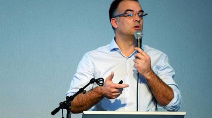 « Nous devons aller vers une moindre systématisation des pratiques en adaptant les conduites aux parcelles. Attention toutefois aux fausses économies : optimiser ne veut pas dire forcément minimiser », alerte Mickaël Mimeau, responsable agronomique de Dijon céréales. © A. BREHIER « Nous devons aller vers une moindre systématisation des pratiques en adaptant les conduites aux parcelles. Attention toutefois aux fausses économies : optimiser ne veut pas dire forcément minimiser », alerte Mickaël Mi