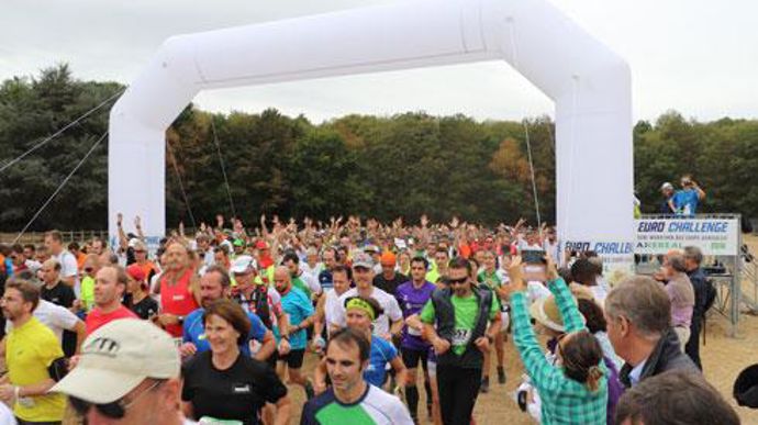 766 coureurs se sont élancés à l'assaut du semi-marathon auxquels s'ajoutent les 685 du 10 kilomètres et quelque 500 marcheurs. © C. QUEHEILLE