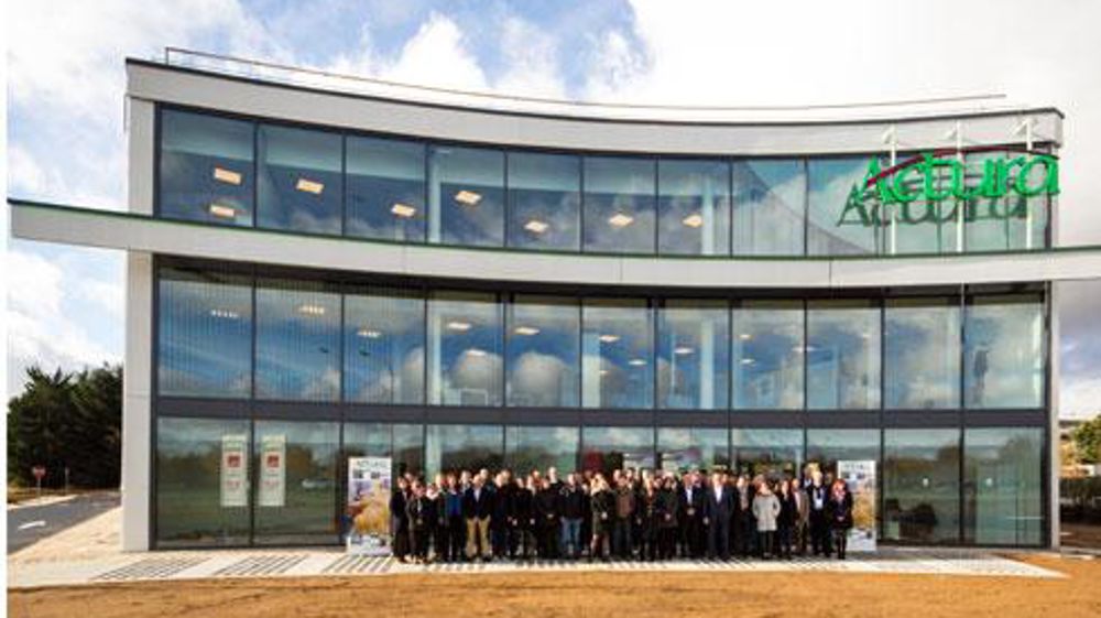 L'ensemble des collaborateurs du siège social d'Actura et le conseil d'administration devant les nouveaux locaux du réseau à Blois. L'ensemble des collaborateurs du siège social d'Actura et le conseil d'administration devant les nouveaux locaux du réseau à Blois. L'ensemble des collaborateurs du siège social d'Actura et le conseil d'administration devant les nouveaux locaux du réseau à Blois. L'ensemble des collaborateurs du siège social d'Actura et le conseil d'administration devant les nouveaux locaux du réseau à Blois.