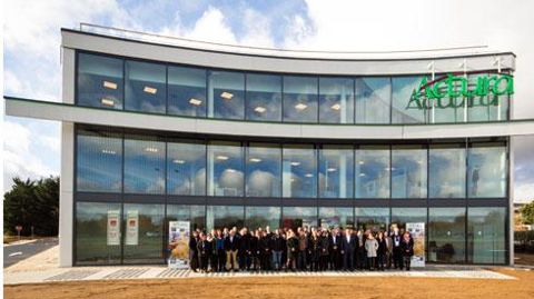 L'ensemble des collaborateurs du siège social d'Actura et le conseil d'administration devant les nouveaux locaux du réseau à Blois. L'ensemble des collaborateurs du siège social d'Actura et le conseil d'administration devant les nouveaux locaux du réseau à Blois.