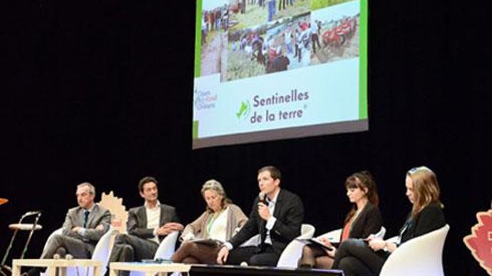 Lors de l'Open Agrifood, près de 500 personnes, en majorité des étudiants, ont suivi la conférence sur l'humain au coeur de l'innovation. Maximilien Rouer (au micro), de la coopérative Terrena, a lancé : « Réveillez-vous, n'ayez pas peur d'innover ! » © A. RICHARD Lors de l'Open Agrifood, près de 500 personnes, en majorité des étudiants, ont suivi la conférence sur l'humain au coeur de l'innovation. Maximilien Rouer (au micro), de la coopérative Terrena, a lancé : « Réveillez-vous, n'ayez pas pe