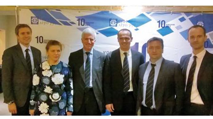 Didier Thierry, directeur général de Soufflet Agriculture (3e à partir de la gauche) a fêté les dix ans de Soufflet Agro Russie avec ses collaborateurs, ses clients agriculteurs et ses partenaires. Didier Thierry, directeur général de Soufflet Agriculture (3e à partir de la gauche) a fêté les dix ans de Soufflet Agro Russie avec ses collaborateurs, ses clients agriculteurs et ses partenaires.