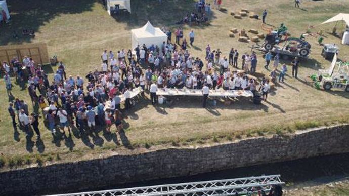 Le thème du salon était « innovation et nouvelles technologies », 97 exposants étaient présents, ainsi que des écoles en agriculture et l'Ecole supérieure de commerce de La Rochelle. Le thème du salon était « innovation et nouvelles technologies », 97 exposants étaient présents, ainsi que des écoles en agriculture et l'Ecole supérieure de commerce de La Rochelle.