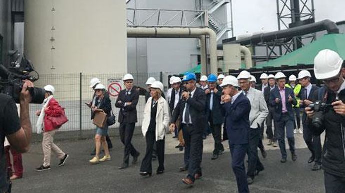 Le 21 septembre, près de 500 personnes, agriculteurs, députés et sénateurs, ont visité la nouvelle ligne de trituration de Coc, pour produire de l'huile alimentaire. Le 21 septembre, près de 500 personnes, agriculteurs, députés et sénateurs, ont visité la nouvelle ligne de trituration de Coc, pour produire de l'huile alimentaire.