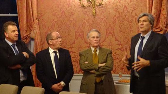 Henri Nallet, nouveau président du HCCA, ici entouré du ministre de l'Agriculture, Stéphane Le Foll et de Philippe Mangin, président de Coop de France. Henri Nallet, nouveau président du HCCA, ici entouré du ministre de l'Agriculture, Stéphane Le Foll et de Philippe Mangin, président de Coop de France.