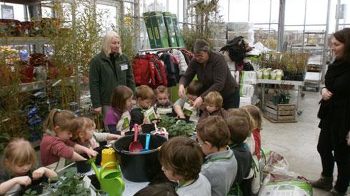 Au programme pour les enfants, dans les jardineries de Noriap, semis de légumes et plantation de fraisiers, comme ici à Flers-sur-Noye (Somme), pour une classe de petite section. Au programme pour les enfants, dans les jardineries de Noriap, semis de légumes et plantation de fraisiers, comme ici à Flers-sur-Noye (Somme), pour une classe de petite section.