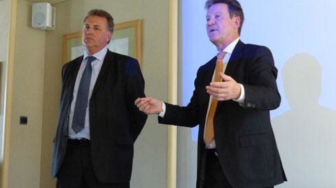 « En aucun cas, l'après-quotas ne nous fait peur, c'est une opportunité que l'on va essayer de saisir », a déclaré Olivier de Bohan (à gauche), président de Cristal Union, ici aux côtés d'Alain Commissaire, directeur général. © R. FOURREAUX « En aucun cas, l'après-quotas ne nous fait peur, c'est une opportunité que l'on va essayer de saisir », a déclaré Olivier de Bohan (à gauche), président de Cristal Union, ici aux côtés d'Alain Commissaire, directeur général. © R. FOURREAUX