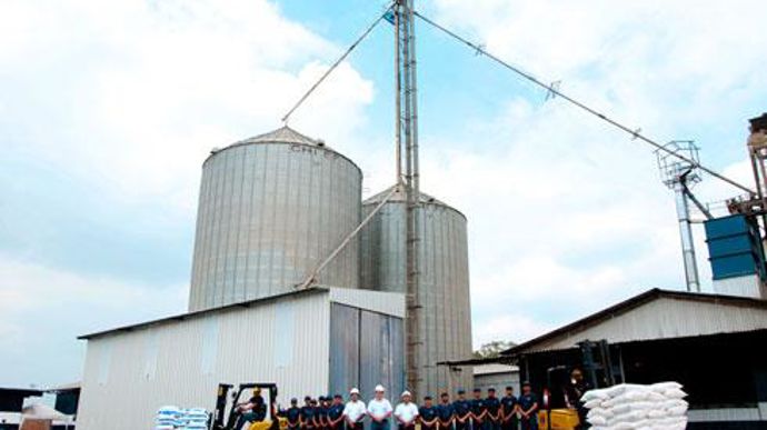 Balnova produit 40 000 t/an d'aliments pour les crevettes dans son usine de Guayaquil, première ville du pays et plus important port de la côte ouest de l'Amérique latine. Balnova produit 40 000 t/an d'aliments pour les crevettes dans son usine de Guayaquil, première ville du pays et plus important port de la côte ouest de l'Amérique latine.