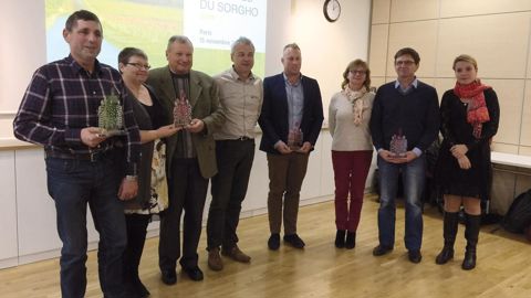 Les producteurs primés lors de la 3e édition des Trophées du sorgho, avec Denis Villenave (4e à partir de la gauche), directeur de Semences de Provence, et Julie Ferreyrolle (à droite), responsable développement et marketing.H. LAURANDEL