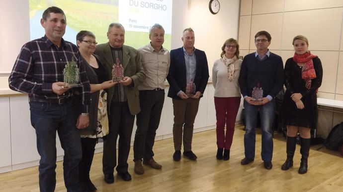 Les producteurs primés lors de la 3e édition des Trophées du sorgho, avec Denis Villenave (4e à partir de la gauche), directeur de Semences de Provence, et Julie Ferreyrolle (à droite), responsable développement et marketing.H. LAURANDEL
