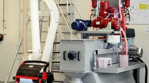 Un patient travail d'évaluation est effectué sur des équipements comparables aux stations industrielles.M. LOISON