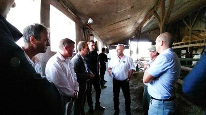 Afin de mieux comprendre la production, des chefs bouchers et des responsables de Système U ont visité une exploitation produisant des génisses charolaises pour leur enseigne. Afin de mieux comprendre la production, des chefs bouchers et des responsables de Système U ont visité une exploitation produisant des génisses charolaises pour leur enseigne.