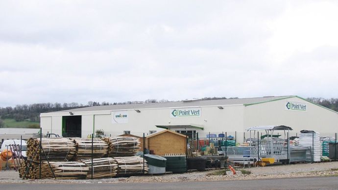 Les libres-services agricoles d'Unicor, comme ce magasin Point Vert de Bozouls (Aveyron), continueront à accueillir agriculteurs et grand public.FLORENCE JACQUEMOUD