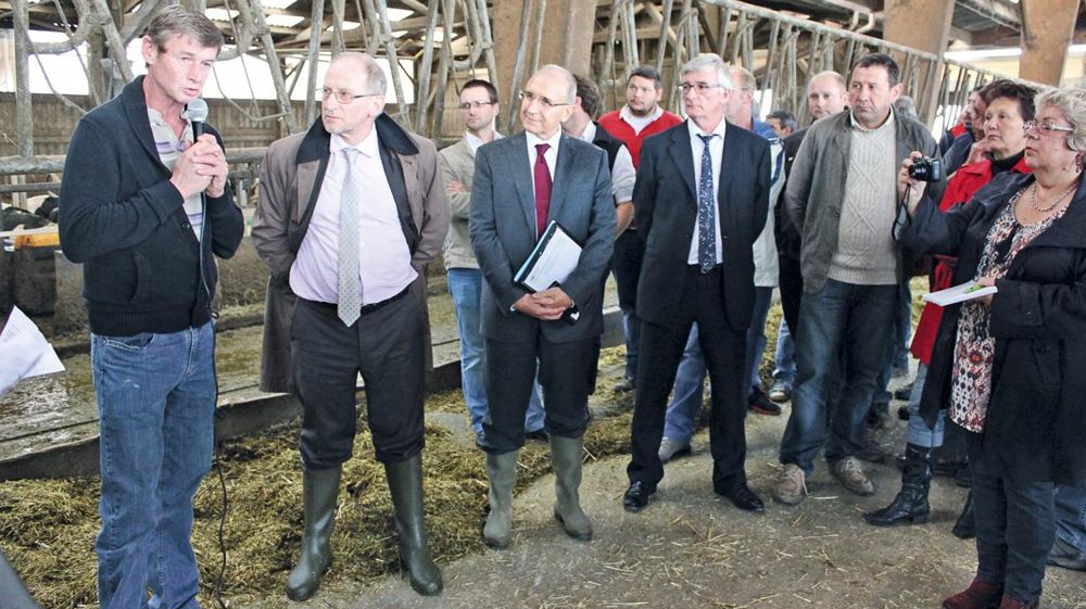À l'écoute de Régis Dumey, polyculteur-éleveur à Saint-Loup-Géanges (Saône-et-Loire), Éric Delzant, préfet de Bourgogne, et Fabien Sudry, préfet de Saône-et-Loire. © A.B. 