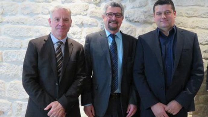 De gauche à droite, Jacques Logie, directeur général d'Arterris, Régis Serres, président, et Eric Domergue, directeur nutrition et productions animales, ont mis en avant l'intérêt de ces rachats pour la structuration de l'aval des filières ovines et bovines. © M. COISNE De gauche à droite, Jacques Logie, directeur général d'Arterris, Régis Serres, président, et Eric Domergue, directeur nutrition et productions animales, ont mis en avant l'intérêt de ces rachats pour la structuration de l'aval de