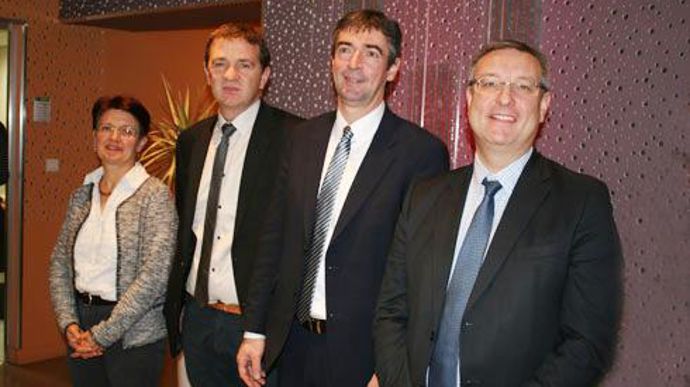 De gauche à droite, Anne Vandenbossche, vice-présidente, Laurent Bué, vice-président, Bertrand Hernu, président et Cédric Cogniez, directeur général. © B. CAILLIEZ De gauche à droite, Anne Vandenbossche, vice-présidente, Laurent Bué, vice-président, Bertrand Hernu, président et Cédric Cogniez, directeur général. © B. CAILLIEZ De gauche à droite, Anne Vandenbossche, vice-présidente, Laurent Bué, vice-président, Bertrand Hernu, président et Cédric Cogniez, directeur général. © B. CAILLIEZ De gauche à droite, Anne Vandenbossche, vice-présidente, Laurent Bué, vice-président, Bertrand Hernu, président et Cédric Cogniez, directeur général. © B. CAILLIEZ