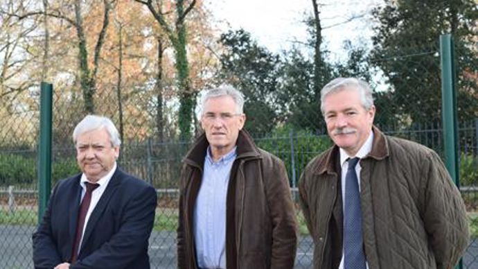 Les dirigeants de la CAPL, Jean Michel Mignot, DG (à gauche), Michel Legeay, président et Patrick Brémaud, DG adjoint, ont annoncé que l'huilerie d'Ambillou-Château travaillera, à partir de septembre 2017, des graines de soja biologique. © A. MABIRE Les dirigeants de la CAPL, Jean Michel Mignot, DG (à gauche), Michel Legeay, président et Patrick Brémaud, DG adjoint, ont annoncé que l'huilerie d'Ambillou-Château travaillera, à partir de septembre 2017, des graines de soja biologique. © A. MABIRE
