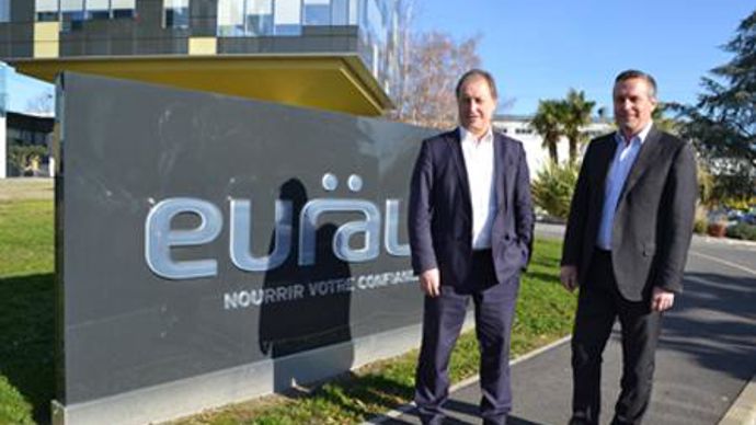 Christian Pèes (à gauche), président d'Euralis, et Pierre Couderc, directeur général, ont présenté l'exercice 2015-2016 du groupe, clos au 31 août dernier, à une dizaine de journalistes invités au siège de la coopérative à Lescar (Pyrénées-Atlantiques). © F. JACQUEMOUD Christian Pèes (à gauche), président d'Euralis, et Pierre Couderc, directeur général, ont présenté l'exercice 2015-2016 du groupe, clos au 31 août dernier, à une dizaine de journalistes invités au siège de la coopérative à Lescar 